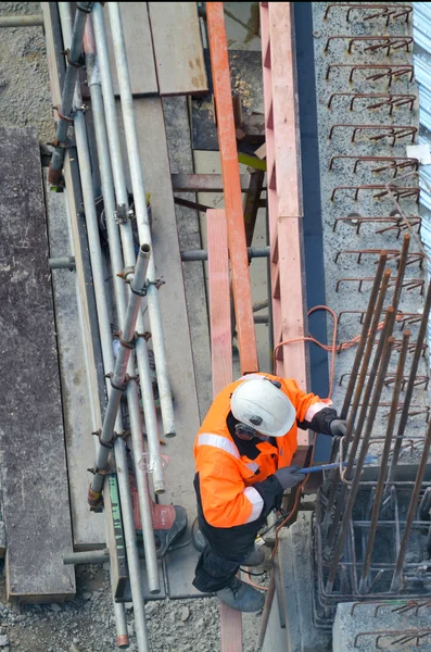 Construction worker making reinforcement in building site — Stock Photo, Image