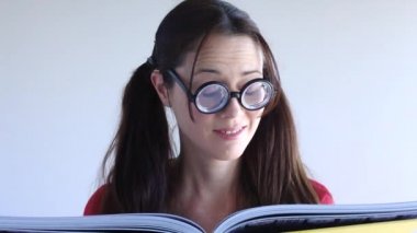 Bir kitap oku geeky kadınlar