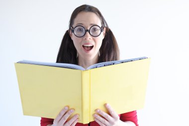 Sürpriz geeky kadın bir kitap tutar 