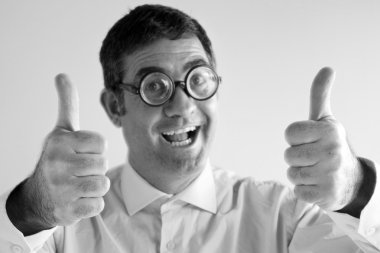 Başparmak yukarıya mutlu bir geeky adamın başparmak yapar ve kameraya benziyor. Erkekler mutluluk kavramı. kopya alanı (Bw)