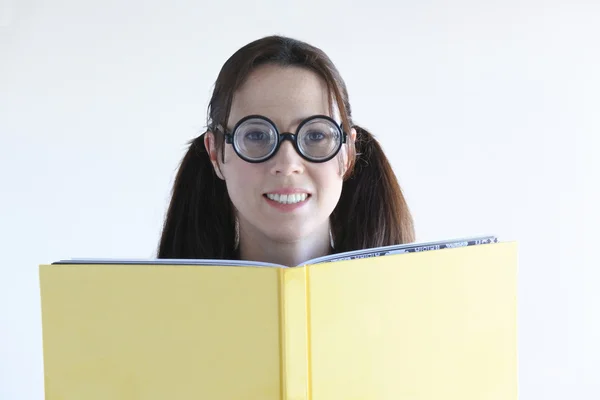 Geeky femme lit un livre — Photo