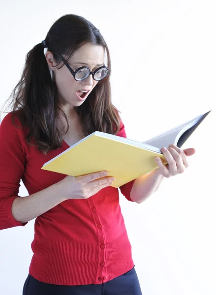 Geeky vrouw leest een boek een boek — Stockfoto