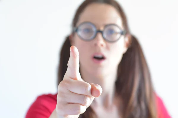 Gefrustreerd vrouw leraar schreeuwt tegen de studenten in de klas. — Stockfoto