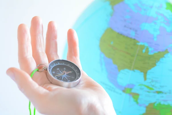 Ręka Trzyma Kompas Ameryki Północnej Całym Świecie Tle Pojęcie Stylu — Zdjęcie stockowe