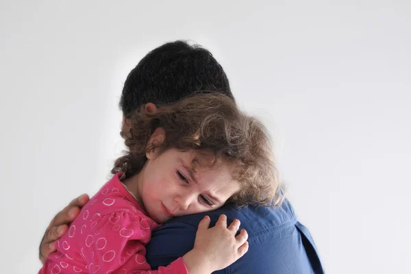 Vater tröstet seine Tochter — Stockfoto