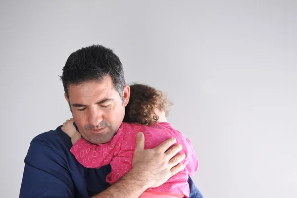 父亲拥抱他的女儿 — 图库照片