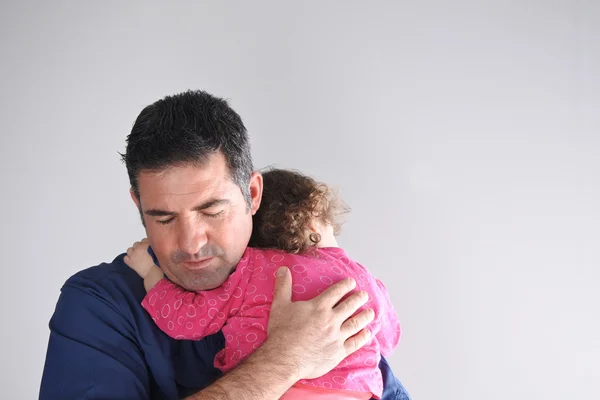 Vader knuffelt zijn dochter — Stockfoto