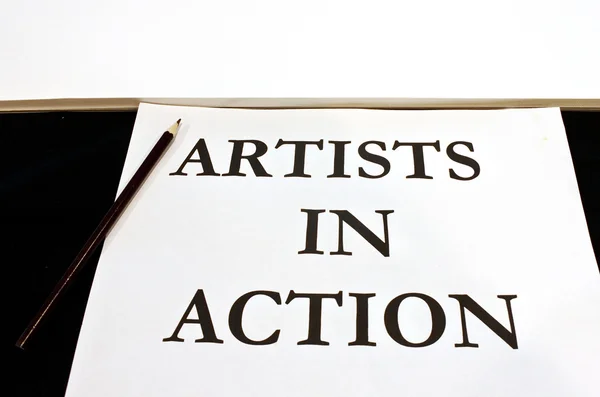 Kunstenaars in actie teken met lege stuk papier en potlood — Stockfoto