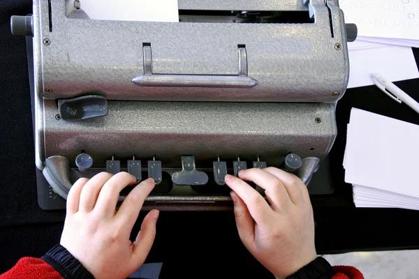 Persona ciega escribiendo en una máquina de escribir braille — Foto de Stock