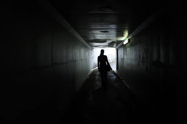 Silhouette Una Giovane Donna Cammina Sola Tunnel Buio Violenza Contro — Foto Stock