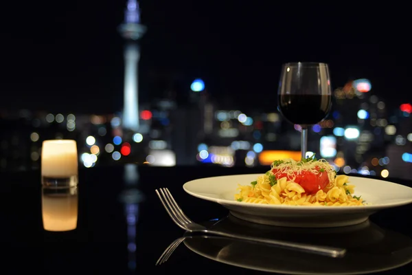 Diner voor de skyline van Auckland bij nacht — Stockfoto