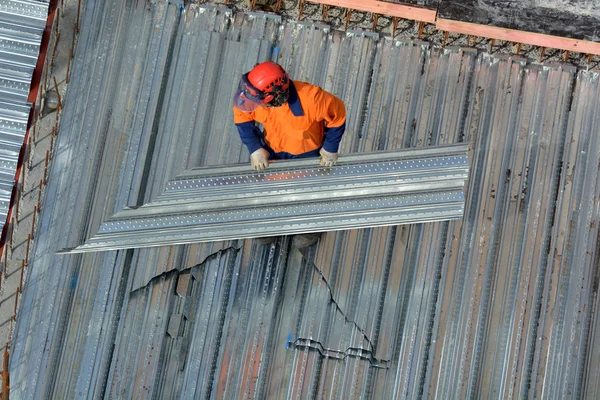 Dakdekker bouwvakker in een bouwplaats — Stockfoto