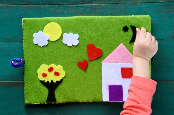 Hand van het kind speelt met voelde Creations - rustige boeken — Stockfoto