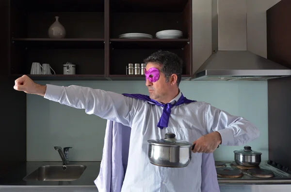 Superheld vader koken in eigen keuken — Stockfoto