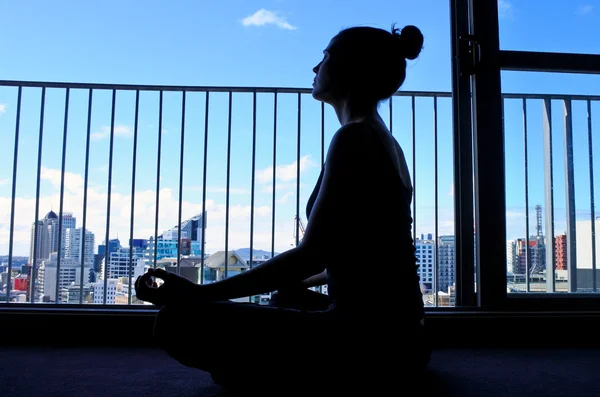 Sziluettjét nő meditálni — Stock Fotó