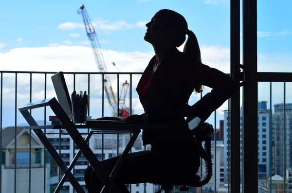 Kvinna med smärta i ryggen medan du arbetar på kontor skrivbord — Stockfoto