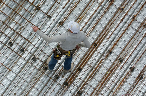 盖屋顶的人在一个建筑工地的建筑工人 — 图库照片