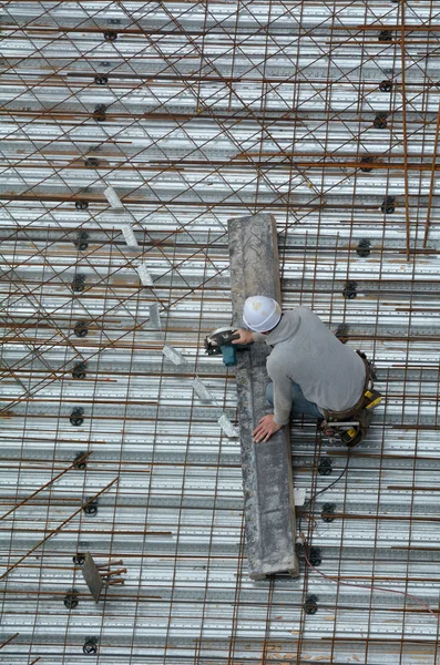 Εργαζόμενος κατασκευή roofer εργάζεται σε ένα εργοτάξιο — Φωτογραφία Αρχείου