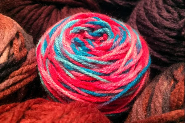Разноцветное вязание Шерстяные клубки пряжи и нитки для вязания — стоковое фото