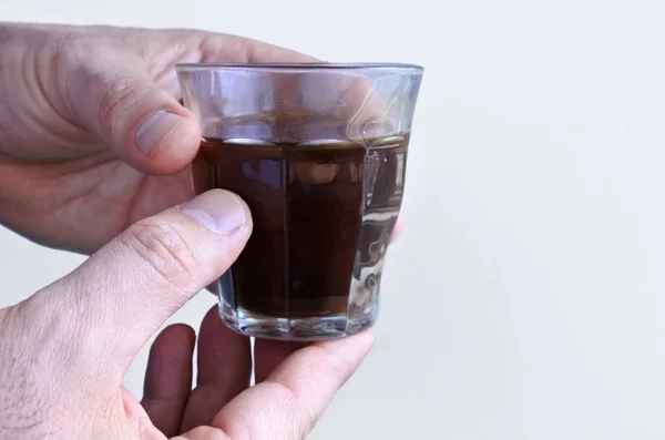 Man hands holds a black coffee cup — Stock Photo, Image