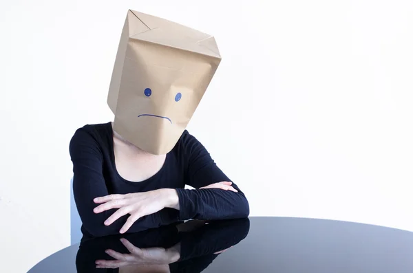 Anonieme triest vrouw zitten aan de tafel alleen — Stockfoto