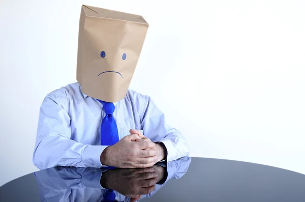 Anónimo triste hombre sentarse a la mesa solo — Foto de Stock