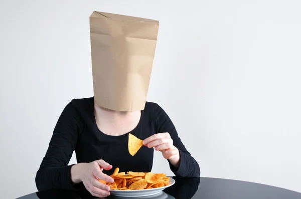 Anonyme Frau isst blind ungesundes Essen — Stockfoto