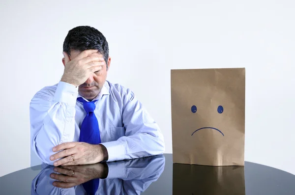 Triste hombre sentado a la mesa solo —  Fotos de Stock