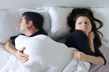 Adam yatakta kadından battaniye hogging
