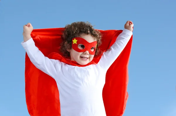 Pequena menina criança super-herói — Fotografia de Stock