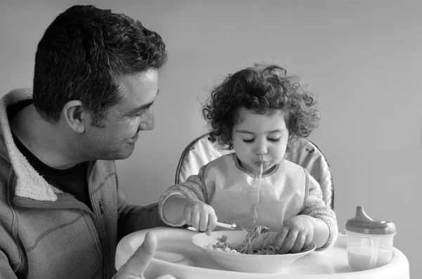 Pai e filho comendo juntos — Fotografia de Stock