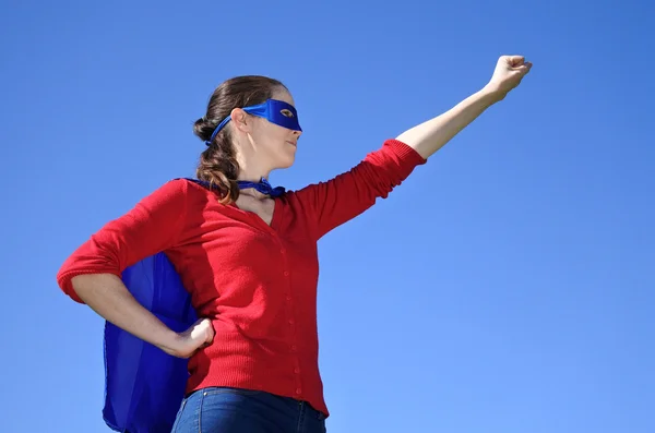 在蓝色天空背景下的超级英雄母亲 — 图库照片