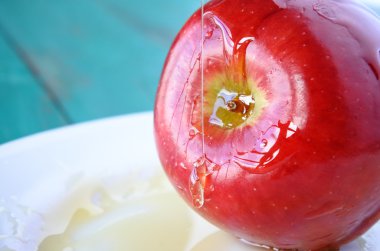Tatlım kırmızı elma içinde - Rosh Hashanah Yahudi yeni yılı düşer. 