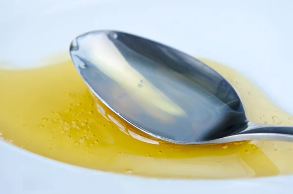 Cuchara llena de miel en un plato en Rosh HaShanah deseo vacaciones de Año Nuevo — Foto de Stock