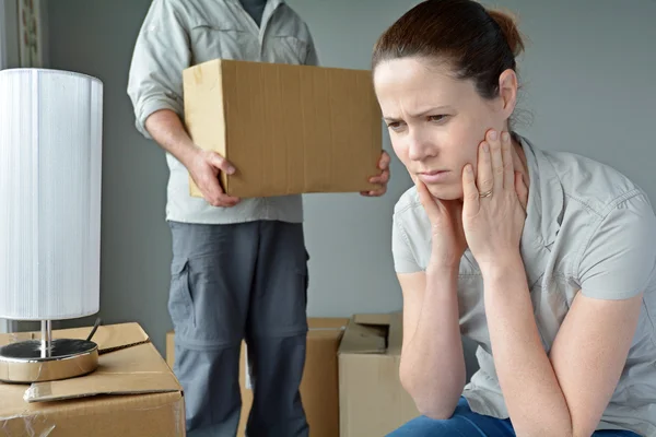 Upprörd kvinna när hennes partner är flytta ut hemifrån — Stockfoto