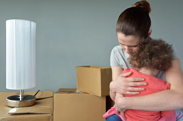 Triste madre desalojada con el niño preocupado reubicación de la casa —  Fotos de Stock