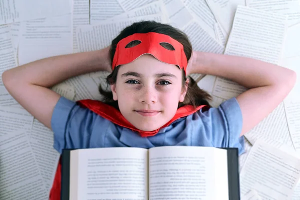 Jovem Menina Super Herói Idade Lendo Livro Conceito Educação Pessoas — Fotografia de Stock