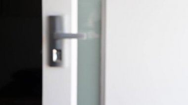 İki insan el sıkışıyor ve evin anahtarlarını uzatıyorlar.