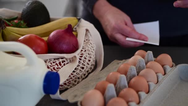 Donna Che Passa Attraverso Lista Della Spesa Cucina Casa — Video Stock