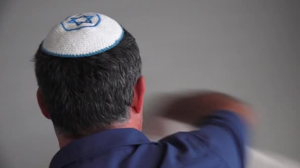 Jewish Man Wearing Kippah Skullcap Wraping Himself Tallit Prayer Shawl — Stock Video