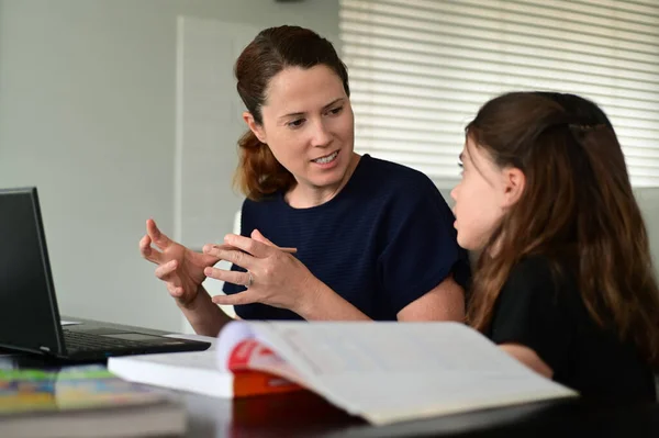 Mãe Homeschooling Sua Jovem Filha Casa — Fotografia de Stock