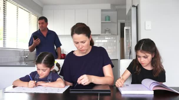 Família Dois Pais Independentes Dois Filhos Meninas Anos Que Trabalham — Vídeo de Stock