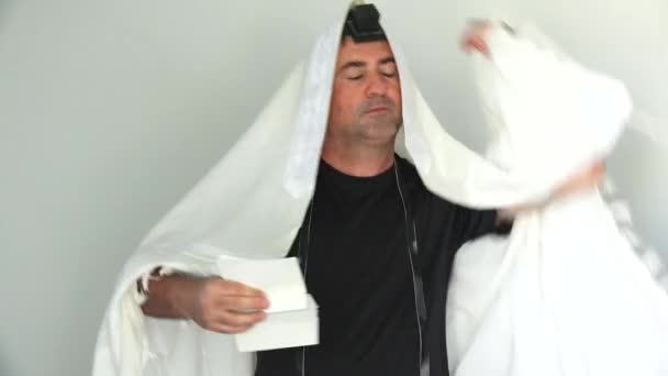 Jewish Man Wrapping Himself Tallit Prayer Shawl Praying Tefillin Phylacteries — Stock Video