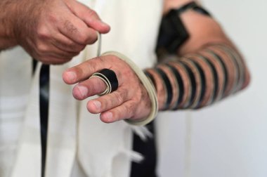 Sabah namazında kendini Tefillin (fillacpiller) ile saran Yahudi bir adama yaklaş..