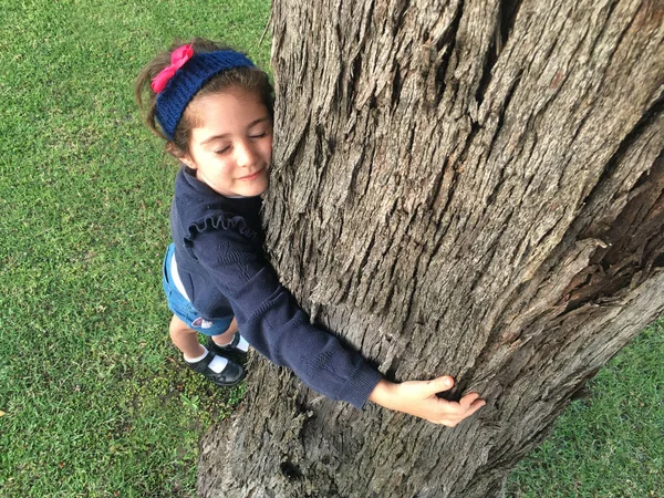Молодая Девушка Лет Обнимает Дерево Концепция Охраны Окружающей Среды Настоящие — стоковое фото