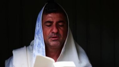Yetişkin Yahudi adam Tallit (dua şalı) ve Tefilinle (fillacpiller) dua ediyor). 