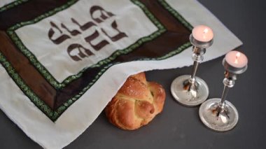 Challah ekmeği ve Sabbath mumları masada.