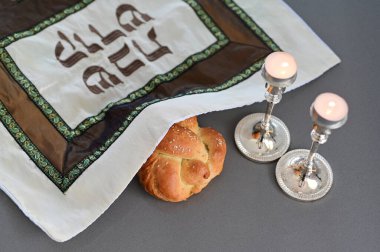 Challah (özel Yahudi ekmeği) ve yahudi bayramı arifesinde yanan iki mum (Museviliğin yedinci gününde dinlenme günü).)