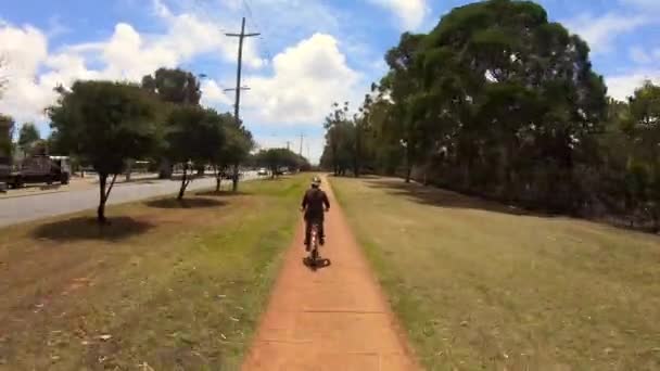 Hyperlapse Visão Traseira Uma Mulher Adulta Pedalando Caminho Bicicleta — Vídeo de Stock