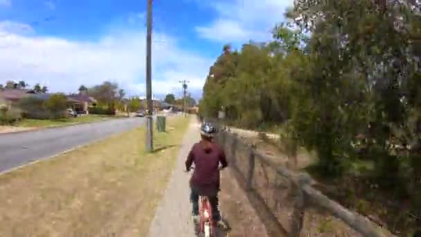 Hyperlapse Visão Traseira Uma Mulher Adulta Pedalando Caminho Bicicleta — Vídeo de Stock